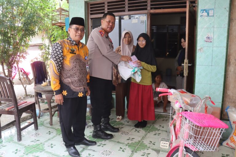 Kapolres Tegal Serahkan Bantuan Sosial untuk Kakak Beradik Pejuang Sekolah di Kabupaten Tegal